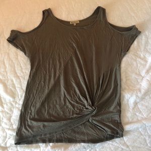 4 FOR 25 🍷🌿 Off the shoulder tee